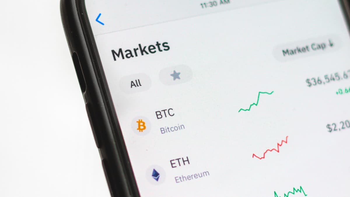 Como investir em criptomoedas: guia completo para iniciantes em 2025